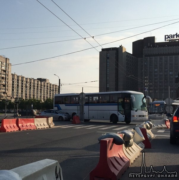 Автобус и легковушка притерлись и заблокировали почти полностью поворот с Кораблестроителей на Нахим...