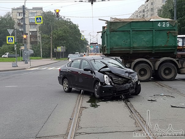 Ниссан Альмера ударил Поло Седан в пассажирскую дверь от чего Volkswagen заехал на тротуар перекре...