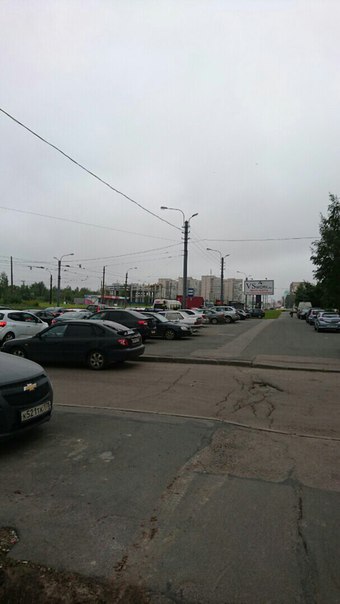 Стоит весь Пр.десантников,перекресток Жукова и Казакова из за не работающих светофоров,никаких служб...