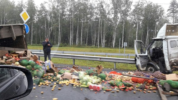 Всем привет! На приозерском шоссе после съезда на пос. орехово. Развалилась ГАЗель с овощами фруктам...