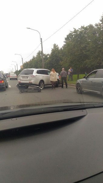 Только что, женщина на Mitsubishi решила развернуться, результат не внимательности на лицо, знаков и с...