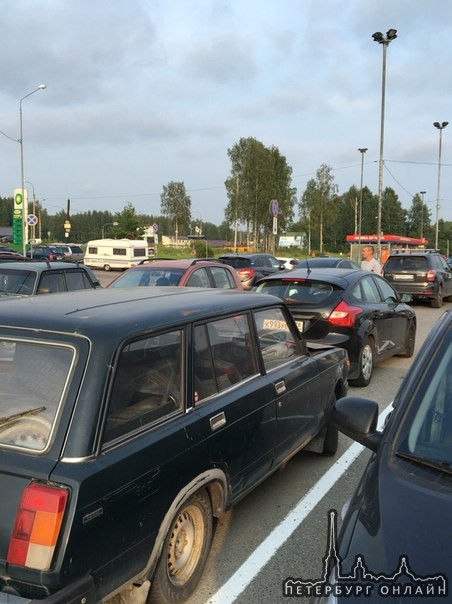 На Выборгское шоссе напротив ленты в Парголово, походу была погоня, полиция с мигалками ехала за Нис...
