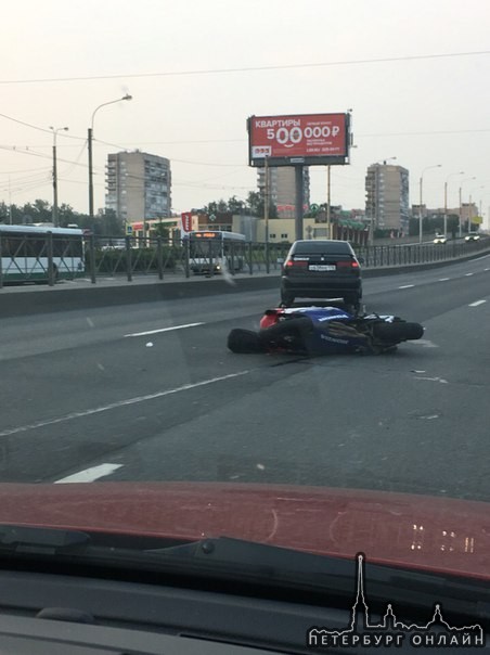 Пискаревский пр. Перед мостом. Службы есть. Мотоциклист в карете скорой. Пробка есть.