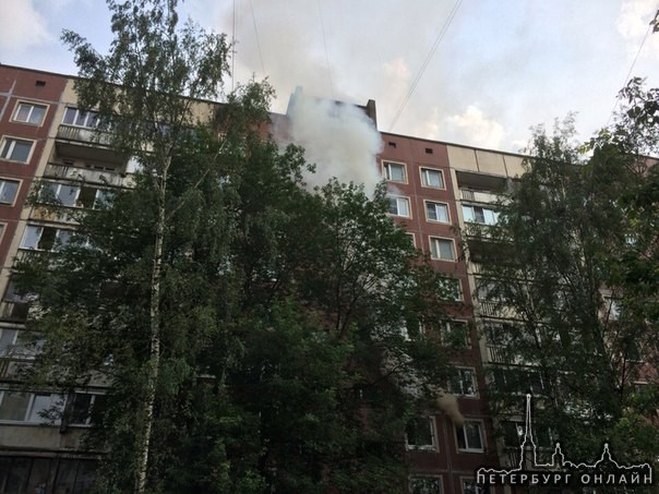 На Ударников в доме 21 горит квартира на третьем этаже. Пожарные уже тушат, из окна спустился мужик ...
