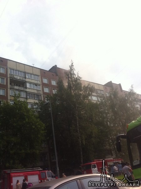 На Ударников в доме 21 горит квартира на третьем этаже. Пожарные уже тушат, из окна спустился мужик ...