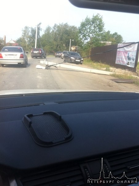 В Новосергеевке, машина, кувыркаясь улетела с дороги, сломав забор и уронив столб недорогу