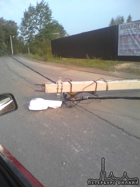 В Новосергеевке, машина, кувыркаясь улетела с дороги, сломав забор и уронив столб недорогу