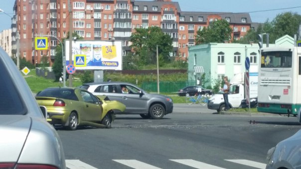 ДТП на перекрёстке Репищевой и - Парашютной улиц