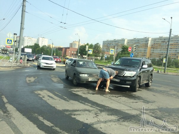 Автолюбитель сравнивает, кто больше пострадал в ДТП , На пересечении Петергофского шоссе и Доблести