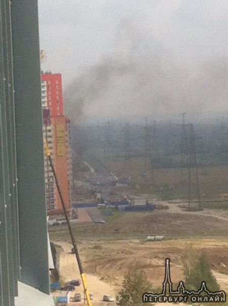 На проспекте Авиаторов Балтики (Девяткино) на стройке произошло возгорание строительных отходов и ча...