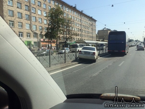 ДТП, левый ряд автобус и легковушка в заборе на Стачек у метро Автово. ДПС нет пробки пока тоже нет.