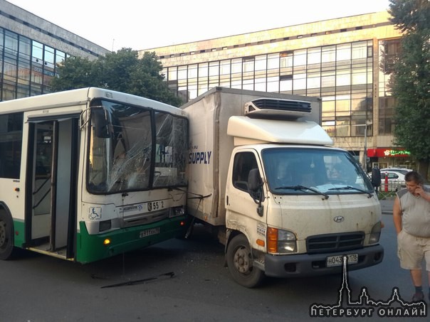 ДТП на Нарвсом проспекте. Виноват водитель грузового автомобиля, который выезжал с прилегающей терри...