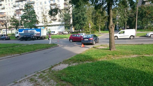 Апрельская улица, между Металлистов и Среднеохтинским, выезд со двора где Пятерочка