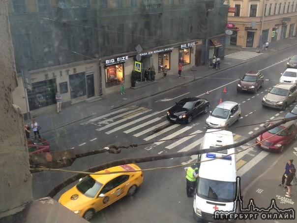 ДТП на Большом проспекте 25 Петроградской стороны. Девушка на Bentley не успела затормозить и влетел...