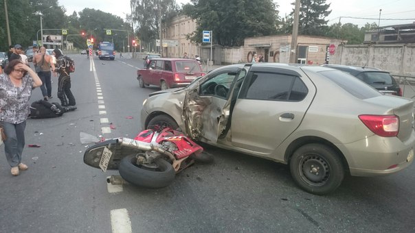 Полюстровский пр. 79, мотоцикл двойка врезался в Renault логан, стартанул со светофора на заднем колесе...