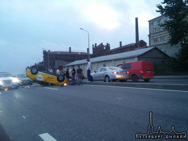 В 21.20 на Арсенальной наб. Около Крестов. Перевернулось Яндекс Такси. Ещё там Honda, 2 Lacetti и Ре...