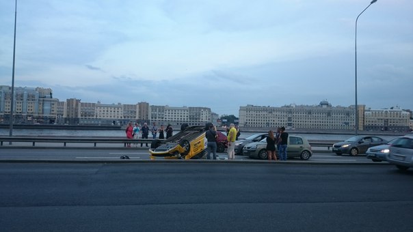 В 21.20 на Арсенальной наб. Около Крестов. Перевернулось Яндекс Такси. Ещё там Honda, 2 Lacetti и Ре...