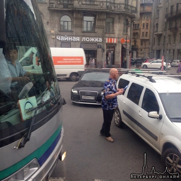 Двое на пересечении Кузнечного пер. и Лиговского поцарапали друг друга. Стоят автобусы. Служб нет дв...
