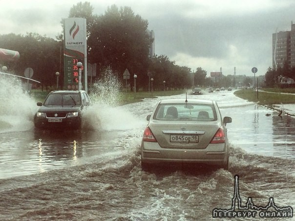 Затопило Петергофское шоссе ! Машины взяли на себя функцию катеров !