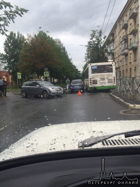 Калина и автобус перекрыли Павловскую в Колпино!