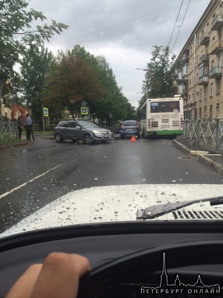 Калина и автобус перекрыли Павловскую в Колпино!