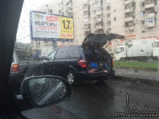 Гражданский 4 в сторону Кантемировского моста. Стоят друг за другом кукуют. Собирается пробка. Служб...