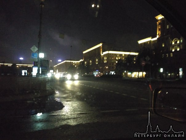 Только что на станции метро Московская отключили свет. Светофоры не работают. Актуально на 23:30