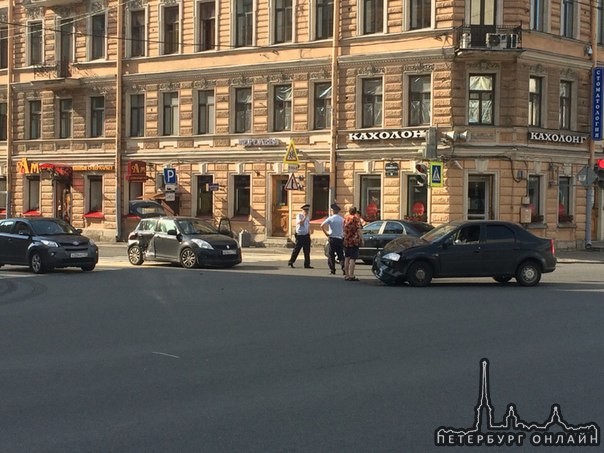 ДТП в центре города, на перекрёстке Жуковского и Лиговского. Только что. Все целы. ГАИ на месте.