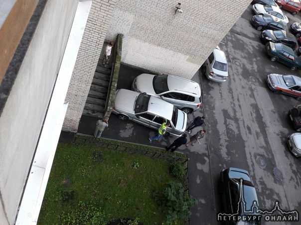 У дома на Есенина 34 два мужчины пытались заехать припарковаться)))