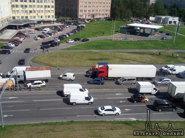 Двойная авария напротив Софийской 14, со стороны славы большая пробка.