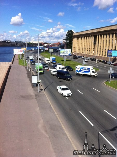 ДТП под мостом Ал. Невского в сторону Октябрьской наб. Актуально на 13:20