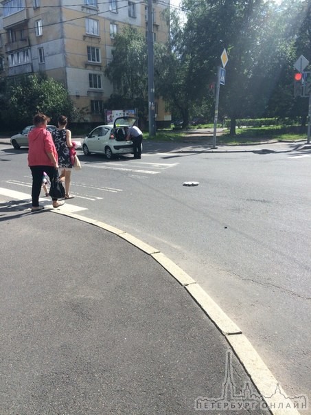 Малыш атаковал автобус на пересечении ул.Подводника Кузьмина и Зины Портновой