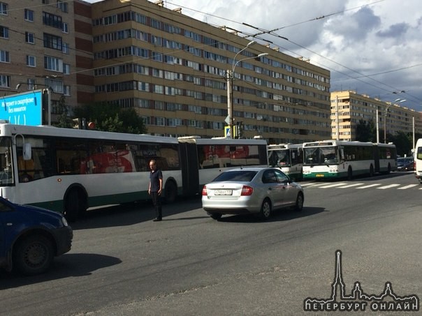 Малыш атаковал автобус на пересечении ул.Подводника Кузьмина и Зины Портновой