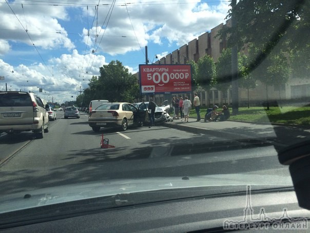 ДТП на Лесном проспекте. ДПС нет. Один водитель травмирован. Скорой нет.