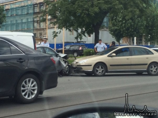 ДТП на Лесном проспекте. ДПС нет. Один водитель травмирован. Скорой нет.