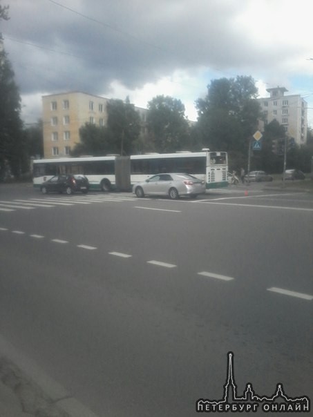 Автобус поцеловал машину начало Ветеранов мешают повороту на Кузьмина