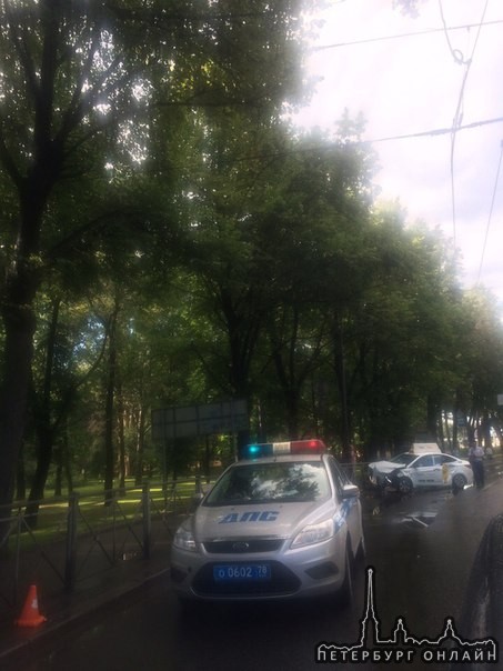 Солярис Яндекс Такси попал в колею с водой на Каменноостровском пр. и врезался в ограждение