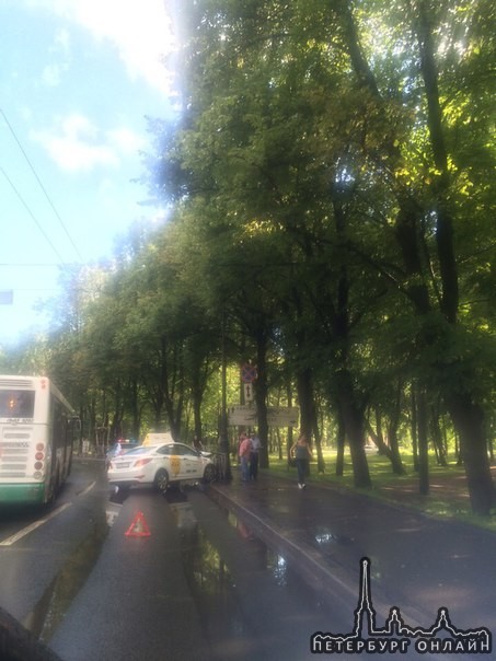 Солярис Яндекс Такси попал в колею с водой на Каменноостровском пр. и врезался в ограждение