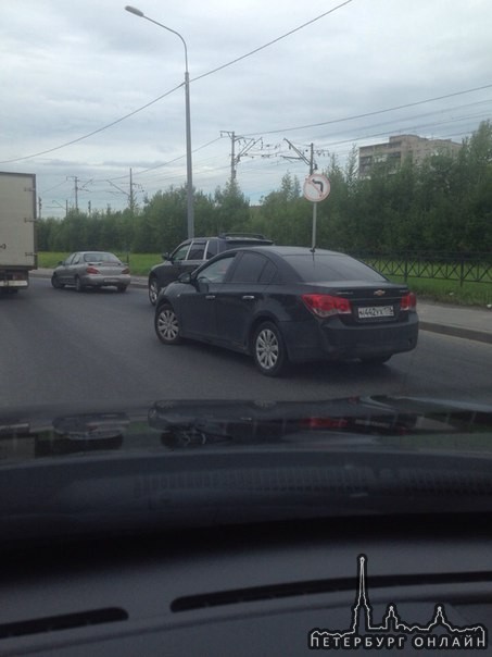 Стоят на зольной, к набережной, в правом ряду три одиночества. Ждут служб.