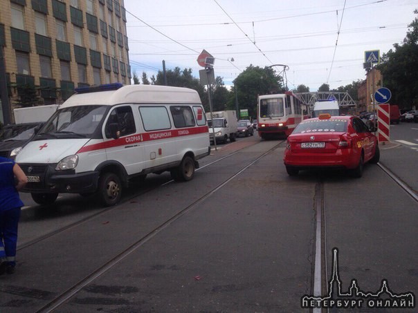 Ехали с мигалками и с сиRenaultй на скорой,везли ребёнка 5 лет в больницу,и человек нерусской националь...