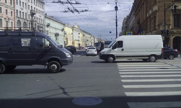Перекресток Невского и Литейного стукнулись мешают проезду в сторону площади восстания 13:53