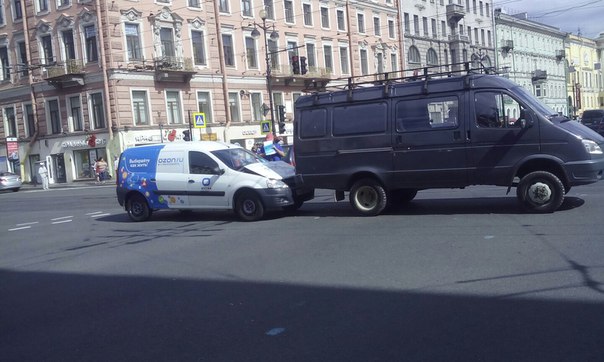 Перекресток Невского и Литейного стукнулись мешают проезду в сторону площади восстания 13:53