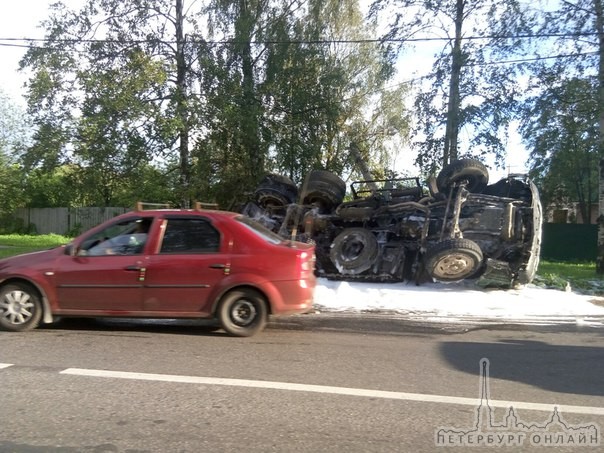 На въезде в Пушкин грузовик лежит на боку ,на выезде из Павловска пробка.
