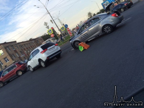 Авария на пересечении Салова и Бухарестской. Таксист въехал в Mitsubishi. Пробки пока нет.