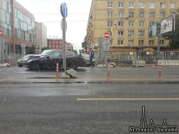 Тульская/Кр.Текстил. в сторону моста. Троллейбусы встали.