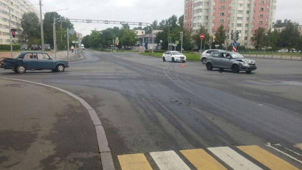 ДТП на перекрестке бульвара Новаторов и Подводника Кузьмина. Пробки нет.