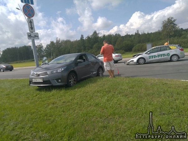 На съезде с Пулковского шоссе к аэропорту такси и Kia не поделили дорогу. На 14.28 служб нет