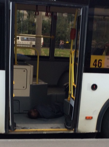 На наб.Черной речки на остановке в 46 автобусе лежит мужчина. Кондуктор говорит, что упал и всё.