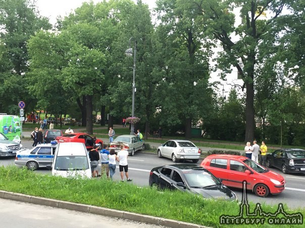 В городе Пушкин на Московской улице микроавтобус смял 4 машины и сбил женщину,женщину увезли на реан...