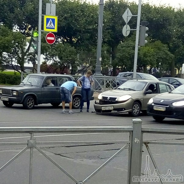 ДТП у Финляндского вокзала. Мотоцикл врезался в машину. Пострадавших нет. Актуально на 20:13